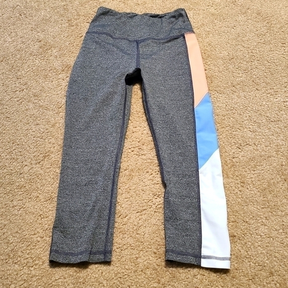 𝅺c & C California Gray Capri Yoga Pants, size X-small - Picture 1 of 4